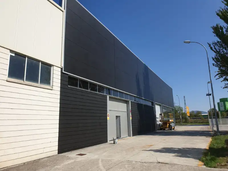 Pintura exterior de nave con cristaleras en Zaragoza