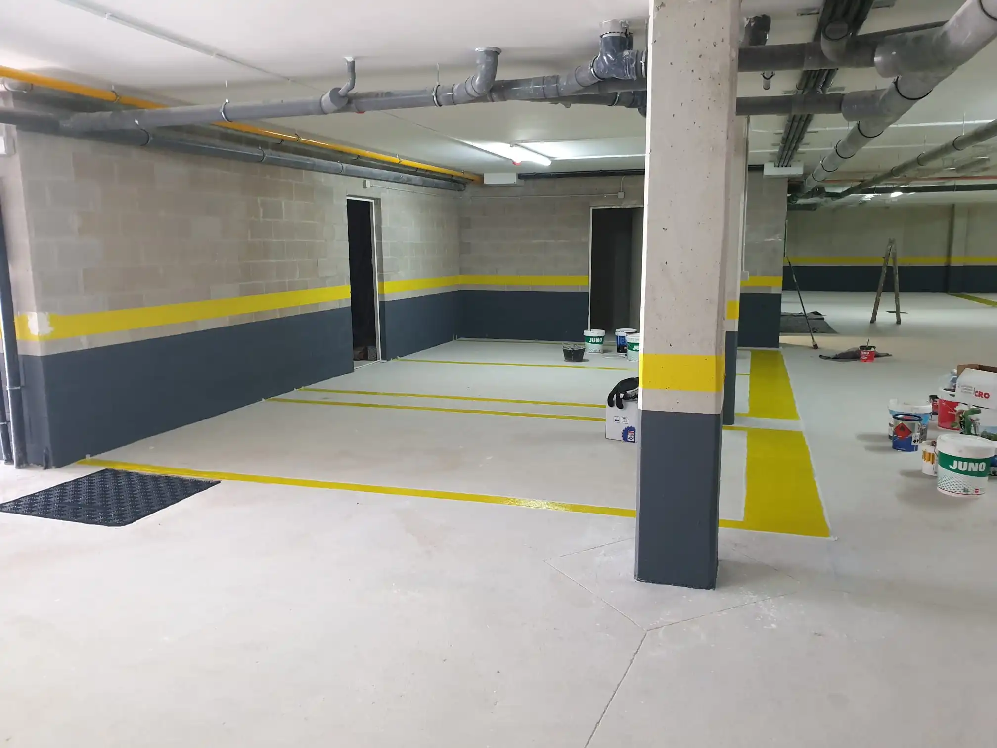 Pintores trabajando en señalización y pintura de plazas de garaje en Zaragoza