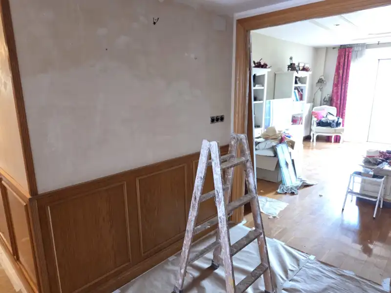Preparación de pasillo antes de pintar en vivienda de Zaragoza
