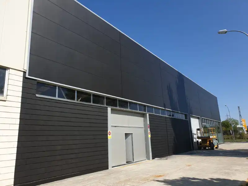 Rehabilitación y pintura de nave industrial con plataforma elevadora en Zaragoza